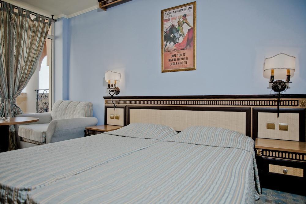 Andalucia Beach Hotel Elenite Bagian luar foto