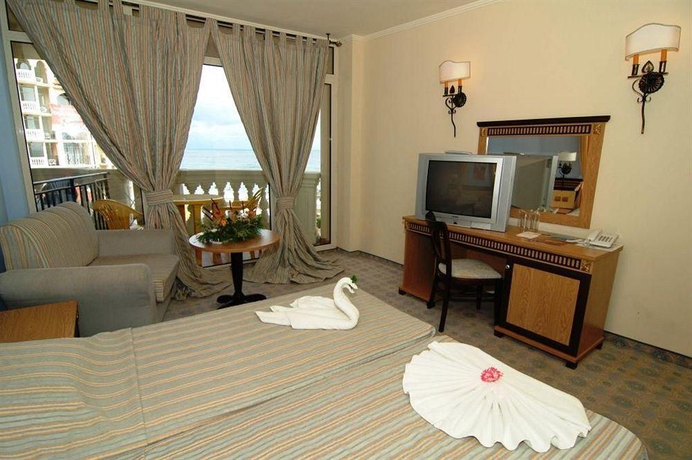 Andalucia Beach Hotel Elenite Bagian luar foto