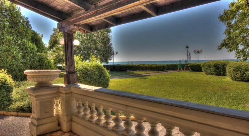 Andalucia Beach Hotel Elenite Bagian luar foto