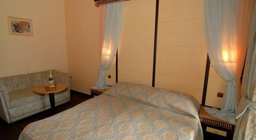 Andalucia Beach Hotel Elenite Bagian luar foto
