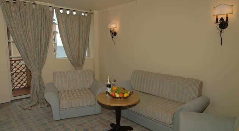 Andalucia Beach Hotel Elenite Bagian luar foto
