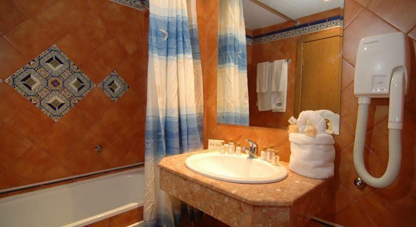 Andalucia Beach Hotel Elenite Bagian luar foto